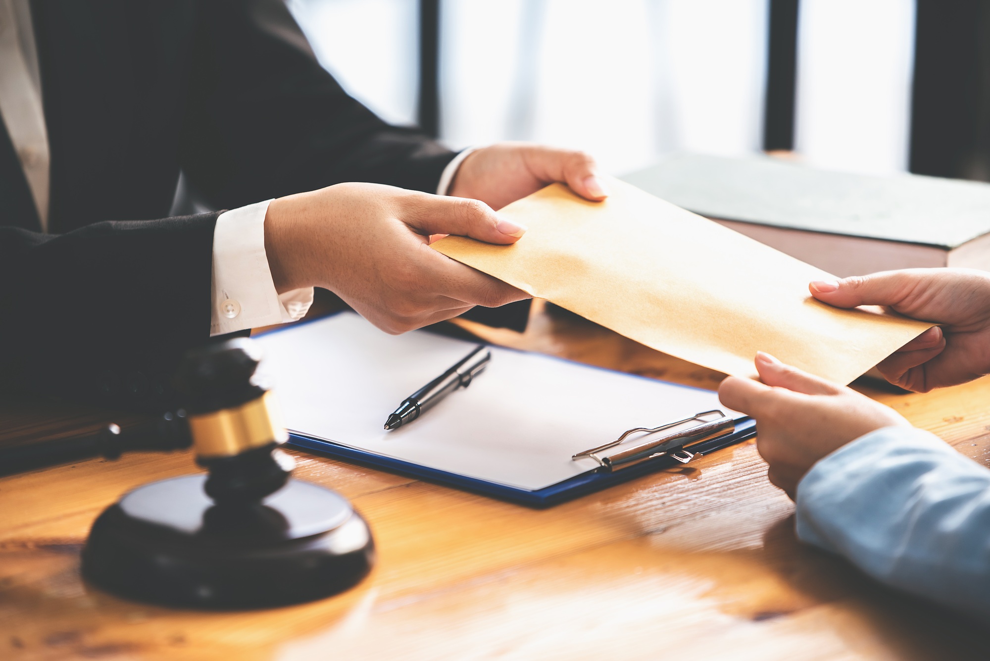 central judge Take bribes from customers at the courtroom tables.